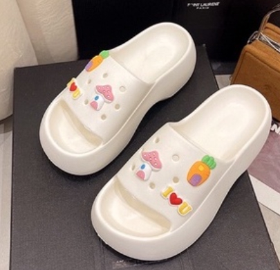 รองเท้าแตะพื้นสูง